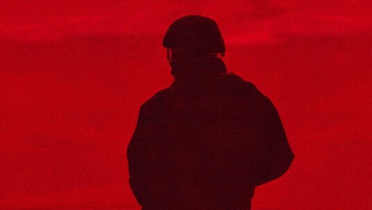 Ilustracja do: Dom pełen dynamitu – Recenzja – Thriller, który patrzy w oczy teraźniejszości